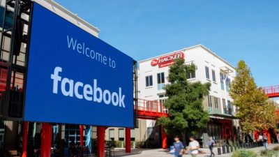 Гигантский цифровой знак виден в кампусе корпоративной штаб-квартиры Facebook в Менло-Парке, Калифорния, 23 октября 2019 г. Фото: JOSH EDELSON/AFP via Getty Images