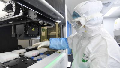 Лаборант работает над биоматериалом от людей, которые будут проверены на новый коронавирус в лаборатории «Огненный глаз» в Ухане, центральная провинция Хубэй, Китай, 6 февраля 2020 года. BGI Group, компания по секвенированию генома, базирующаяся на юге Китая, сообщила, что 5 февраля открыла лабораторию в Ухане, способную проверять до 10 тыс. человек в день на наличие вируса. STR/AFP via Getty Images
