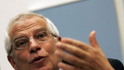 Президент Европейского парламента Жосеп Боррель из Испании на пресс-конференции 24 мая 2005 года в Гааге. MARCEL ANTONISSE / ANP / AFP via Getty Images