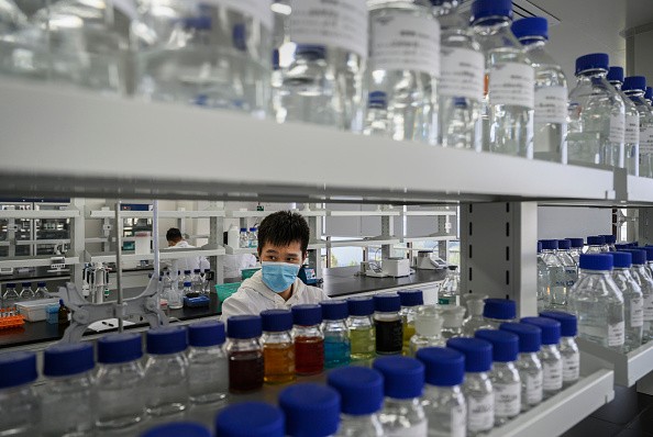 Хронология развития китайской вакцины против Covid вызывает беспокойство Техник работает в лаборатории de Sinovac Biotech 24 сентября 2020 года в Пекине, Китай. (Photo par Kevin Frayer / Getty Images)