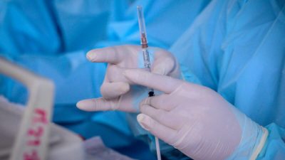 Медицинский работник готовится ввести вакцину COVID-19 CoronaVac, разработанную китайской фирмой Sinovac, в импровизированной клинике на спортивной площадке Saeng Thip в Бангкоке, Таиланд, 7 апреля 2021 г. (Mladen Antonov/AFP via Getty Images)