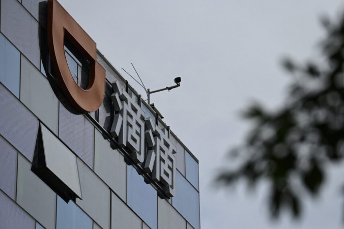 Логотип китайского гиганта по вызову автомобилей Didi виден в его штаб-квартире в Пекине, Китай, 2 июля 2021 г. (Jade Gao / AFP через Getty Images)