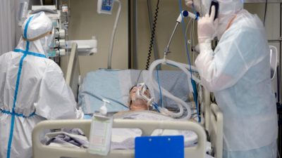 Медицинские работники лечат больного Covid-19 в реанимационном отделении Мариинской больницы в Санкт-Петербурге