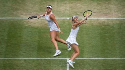 Россиянки Вероники Кудерметова и Елена Веснина играют с американкой Кэролайн Долхайд и австралийкой Сторм Сандерс в полуфинале женского парного разряда в одиннадцатый день Уимблдонского чемпионата 2021 года в Уимблдоне, на юго-западе Лондона, 9 июля, 2021. AELTC / JONATHAN NACKSTRAND / AFP via Getty Images
