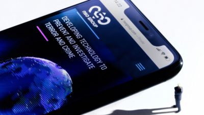 Смартфон с веб-сайтом израильской NSO Group, на котором установлено шпионское ПО Pegasus, демонстрирующийся в Париже 21 июля 2021 г. (Joel Saget / AFP via Getty Images)