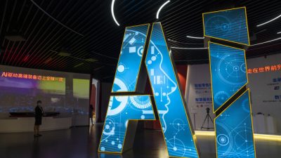 Передовые приложения искусственного интеллекта демонстрируются в  павильоне искусственного интеллекта в парке будущего Чжанцзян 18 июня 2021 года в Шанхае, Китай. (Andrea Verdelli/Getty Images)