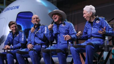 Экипаж  New Shepard (слева-направо): Оливер Дэмен, Марк Безос, Джефф Безос и Уолли Фанк проводит пресс-конференцию после полёта в космос, 20 июля 2021 года в Ван Хорне., Фото: by Joe Raedle/Getty Images