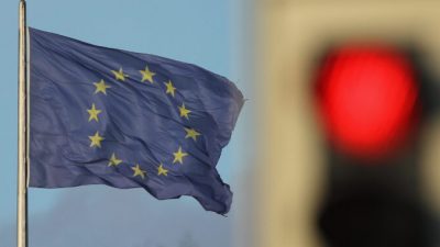 Флаг Евросоза развевается на ветру возле красного светофора в Берлине, Германия, 30 ноября 2011 г. Фото: Шон Гэллап / Getty Images