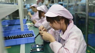 Сборка смартфонов Apple в Китае. Фото:  STR/AFP/Getty Images