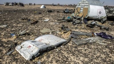 Обломки разбившегося самолёта. Фото: KHALED DESOUKI/AFP/Getty Images