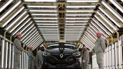 Китайские рабочие стоят рядом с автомобилем Renault на производственной линии завода Renault-Dongfeng в Ухане, провинция Хубэй, 1 февраля 2016 г. (Johannes Eisele / AFP / Getty Images)