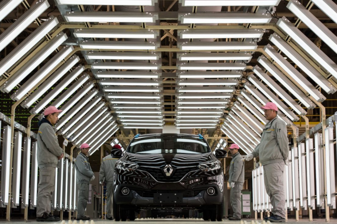 Китайские рабочие стоят рядом с автомобилем Renault на производственной линии завода Renault-Dongfeng в Ухане, провинция Хубэй, 1 февраля 2016 г. (Johannes Eisele / AFP / Getty Images)