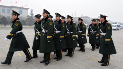 Китайская военизированная полиция готовится к маршу на площади Тяньаньмэнь в Пекине 4 марта 2010 г. Фото: Frederic J. Brown/AFP via Getty Images