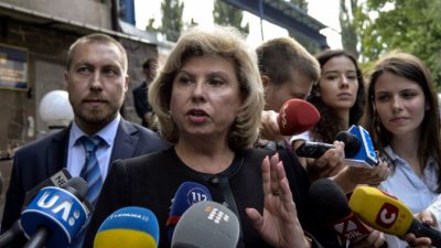 Уполномоченный по правам человека в России Татьяна Москалькова разговаривает с представителями СМИ, стоя перед следственным изолятором в Киеве 26 июня 2018 г. SERGEI CHUZAVKOV/AFP via Getty Images