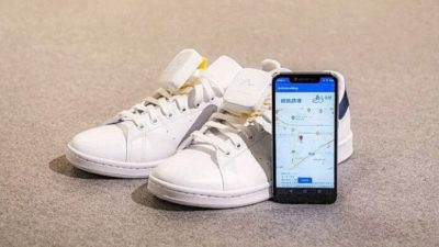 Экран приложения для смартфона Ashirase и устройство вибрации, прикрепленное к обуви. (Изображение: Honda)