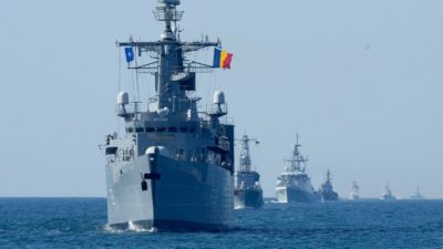 Военные корабли НАТО находятся в боевом строю во время маневров Sea Breeze 2021 в Чёрном море 9 июля 2021 года. (Efrem Lukatsky /AP Photo)