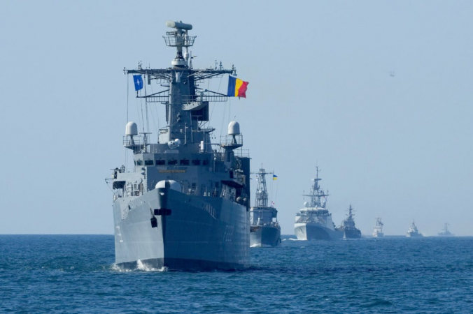 Военные корабли НАТО находятся в боевом строю во время маневров Sea Breeze 2021 в Чёрном море 9 июля 2021 года. (Efrem Lukatsky /AP Photo)
