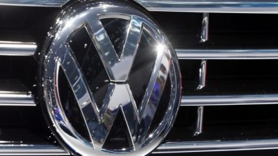 Логотип Volkswagen на автомобиле сфотографирован на выставке автомобилей во Франкфурте, Германия, 22 сентября 2015 г. (Michael Probst / AP Photo)
