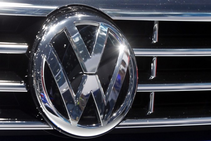 Логотип Volkswagen на автомобиле сфотографирован на выставке автомобилей во Франкфурте, Германия, 22 сентября 2015 г. (Michael Probst / AP Photo)
