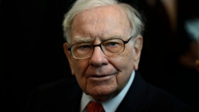 Генеральный директор Berkshire Hathaway Уоррен Баффет присутствует на годовом собрании акционеров 2019 г. в Омахе, штат Небраска, 3 мая 2019 г. (Johannes Eisele / AFP via Getty Images)