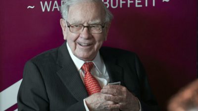 Уоррен Баффет, председатель и главный исполнительный директор Berkshire Hathaway, играет в бридж после ежегодного собрания акционеров Berkshire Hathaway в Омахе, штат Небраска, 5 мая 2019 г. (Nati Harnik/AP Photo)