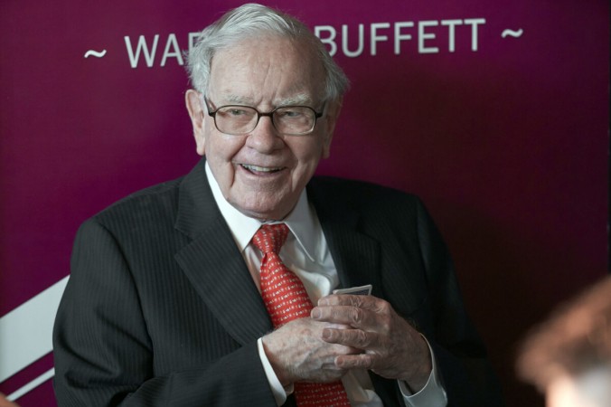 Уоррен Баффет, председатель и главный исполнительный директор Berkshire Hathaway, играет в бридж после ежегодного собрания акционеров Berkshire Hathaway в Омахе, штат Небраска, 5 мая 2019 г. (Nati Harnik/AP Photo)