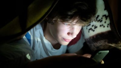 Порочный круг: использование гаджетов на ночь приводит к плохому сну, что, в свою очередь, влечет за собой более частое использование гаджетов перед сном. (Mike_shots / Shutterstock)