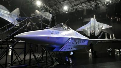 Новый истребитель-невидимка пятого поколения компании «Сухой» во время церемонии открытия авиасалона МАКС-2021 в Жуковском, под Москвой, 20 июля 2021 г. (Sputnik/Alexei Nikolskyi/Kremlin via Reuters)