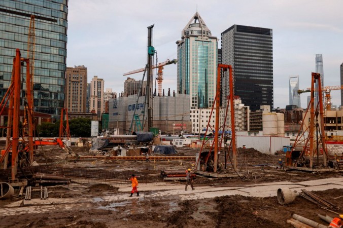 Рабочие трудятся на стройке в Шанхае, Китай, 12 июля 2021 г. (Aly Song / Reuters)