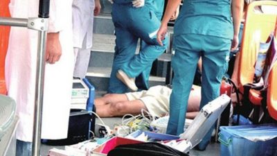 Сотрудники службы спасения спасают пожилого мужчину, лежащего на полу в автобусе в городе Чжэнчжоу провинции Хэнань, Китай, 9 сентября. Пожилой мужчина скончался от сердечного приступа после ссоры с молодым человеком, который отказался, и ударил его по лицу. отказаться от своего места. (Скриншот / Новости Китая)