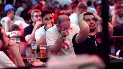 Болельщики сборной Англии в Boxpark Croydon, когда итальянец Леонардо Бонуччи забил первый гол их команды, в Лондоне 11 июля 2021 года (Ashley Western/PA)