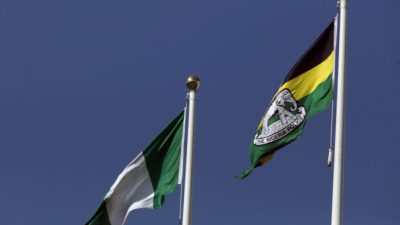 Флаг полиции Нигерии развевается рядом с национальным флагом Нигерии в штаб-квартире полиции в Абудже, Нигерия, 5 декабря 2017 г. (Afolabi Sotunde / Reuters)