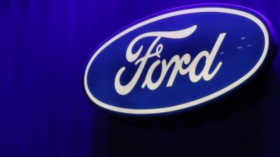 Логотип Ford можно увидеть на Североамериканском международном автосалоне в Детройте, штат Мичиган, 15 января 2019 г. (Брендан МакДермид / Reuters)