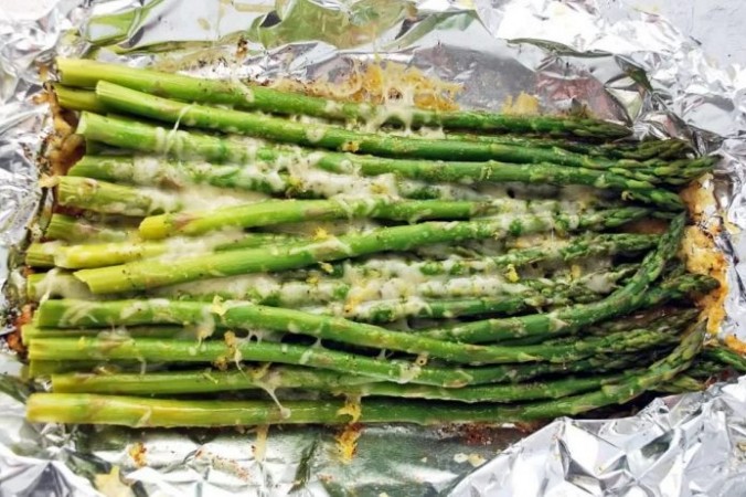 Наслаждайтесь вкусными блюдами у костра, приготовив несколько рецептов в фольге, например, спаржу c пармезаном на гриле. (Image: via Amee'sSavoryDish)