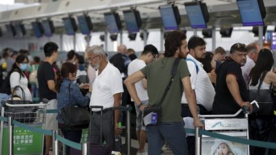 Путешественники ждут регистрации на рейс в аэропорту Гонконга 14 августа 2019 г. (Vincent Thian/AP Photo)