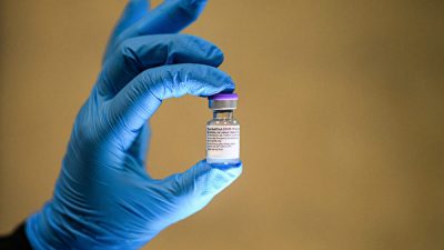 Две мРНК-вакцины - вакцина Pfizer и вакцина Modena - имели побочные эффекты в виде миокардита и перикардита. (Леон Нил / Getty Images)