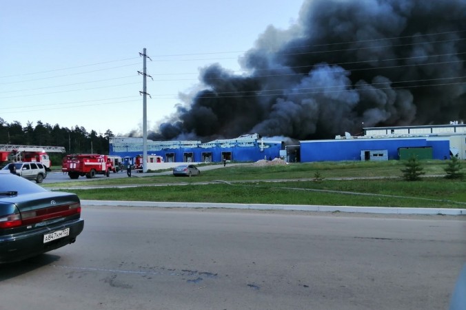 Пожар на птицефабрике в Бийске охватил 2,5 тыс. кв. м. Фото ГУ МЧС по Алтайскому краю.22.mchs.gov.ru/CC BY 4.0