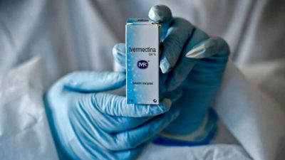 Медицинский работник показывает коробку, содержащую ёмкость с ивермектином, лекарства, разрешённого Национальным институтом по надзору за продуктами питания и лекарствами для лечения пациентов с лёгким, бессимптомным COVID-19 или с подозрением на это заболевание, в Центре исследований детских инфекционных заболеваний в Кали, Колумбия, 21 июля 2020 года. Luis Robayo/AFP via Getty Images