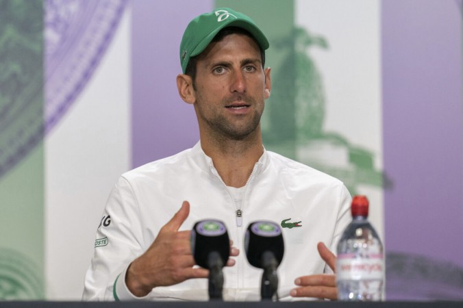 Новак Джокович на пресс-конференции после победы над итальянцем Маттео Берреттини на теннисном чемпионате Уимблдона в Лондоне 11 июля 2021 года. (Joe Toth/Pool via AP)
