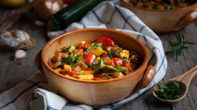 Этот рататуй яркий и свежий, сохраняет вкус каждого овоща и без чрезмерного соуса, он идеально подходит к любому блюду в летнее время. (Мария Успенская / Shutterstock)