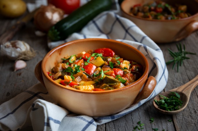Этот рататуй яркий и свежий, сохраняет вкус каждого овоща и без чрезмерного соуса, он идеально подходит к любому блюду в летнее время. (Мария Успенская / Shutterstock)