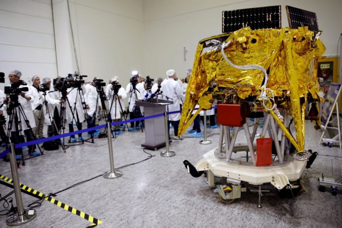 Беспилотный космический корабль группы SpaceIL на презентации для СМИ в Йехуде, Израиль, 17 декабря 2018 года. (Amir Cohen/Reuters)