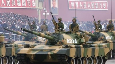 Колонна танков Народно-освободительной армии Китая проходит перед площадью Тяньаньмэнь в Пекине 1 октября 1999 года во время парада в честь национального дня. Robyn Beck/AFP via Getty Images