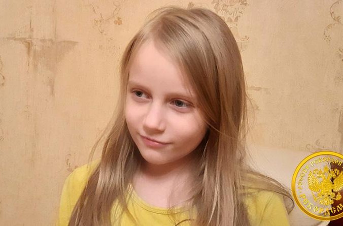 8-летняя москвичка сдала ЕГЭ и получила аттестат Алиса Теплякова.
Фото: reestrrekordov.ru