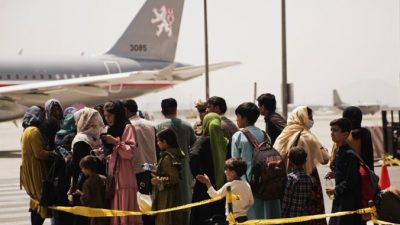 Граждане готовятся к посадке в самолёт во время эвакуации в международном аэропорту Хамида Карзая в Кабуле, Афганистан, 18 августа 2021 г. Staff Sgt. Victor Mancilla/U.S. Marine Corps via AP