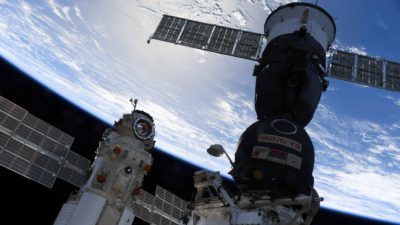 Многоцелевой лабораторный модуль «Наука» пристыкован к Международной космической станции (МКС) рядом с космическим кораблём «Союз МС-18» 29 июля 2021 года. Олег Новицкий / Роскосмос /Раздаточный материал Reuters