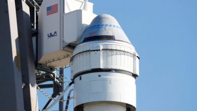 Ракета Atlas V с капсулой Boeing CST-100 Starliner видна после того, как запуск на Международную космическую станцию был отложен на мысе Канаверал, штат Флорида, 30 июля 2021 года. (Joe Skipper / Reuters)