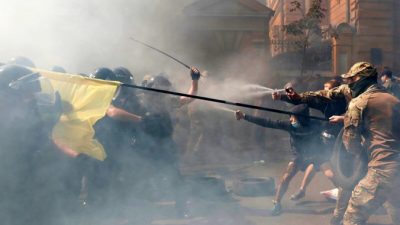 Столкновения демонстрантов с полицейскими во время акции протеста активистов политической партии «Национальный корпус» перед зданием президента в Киеве, Украина, 14 августа 2021 г. (Serhii Nuzhnenko/Reuters)