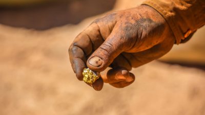 Кусок золота в руке золотодобытчика. (Emmerson Resources)