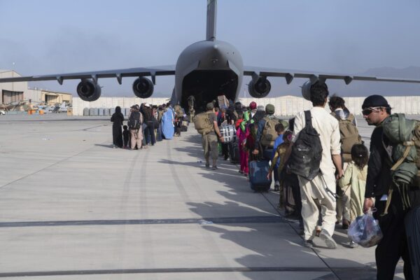Военные США провожают людей на самолёт C-17 Globemaster III ВВС США в международном аэропорту имени Хамида Карзая в Кабуле, Афганистан, 24 августа 2021 г.